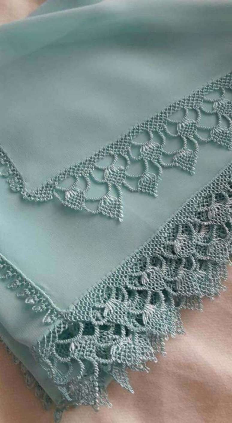 76. Toalha decorativa com bico de crochê – Via: Pinterest