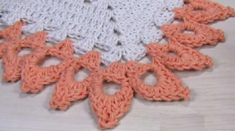 38. Tapete branco com bico de crochê rosa. Foto de Big Tudo Artesanato