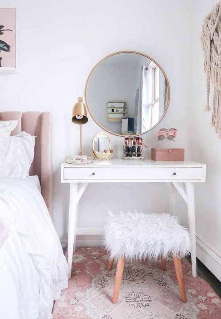 90. Troque o criado mudo por uma linda penteadeira – Via: Decor Fácil