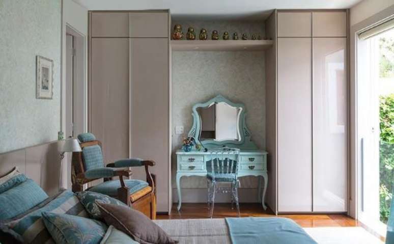 59. Quarto de casal com penteadeira no meio do guarda roupa &ndash; Projeto: Eliane Mesquita