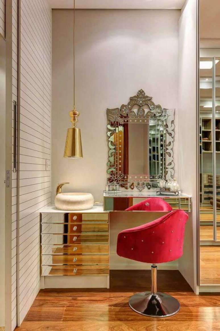 15. Penteadeira toda espelhada com gaveteiro ao lado &ndash; Via: Achados da Decora&ccedil;&atilde;o