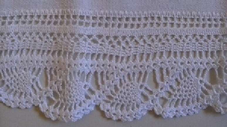 23. Bico de crochê branco em pano de prato branco. Foto de Arte aos 4 Ventos