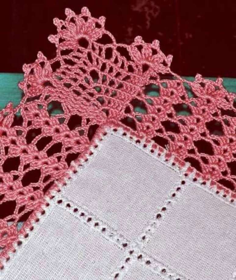 79. Bico de crochê com detalhes rosa – Via: Tudo Especial