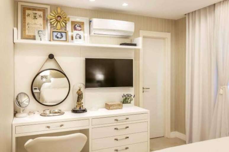 48. C&ocirc;moda com penteadeiras para quarto de casal &ndash; Foto: Avner Poster