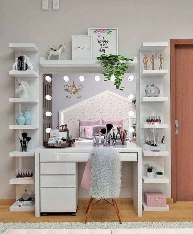 28. Penteadeira camarim com prateleiras decorativas ao lado – Via: Pinterest