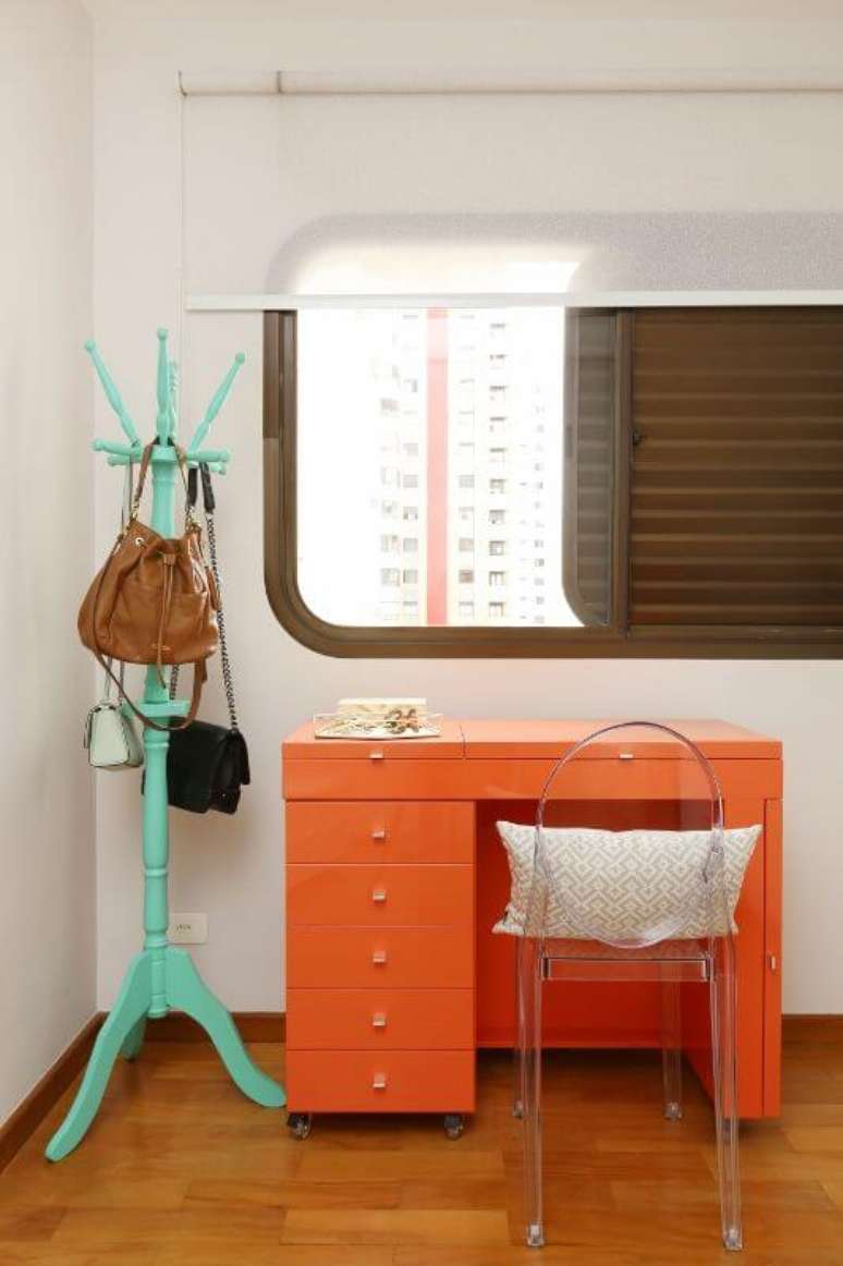 77. Penteadeira com espelho &ldquo;escondido&rdquo; na bancada &ndash; Projeto: Maira Marchio