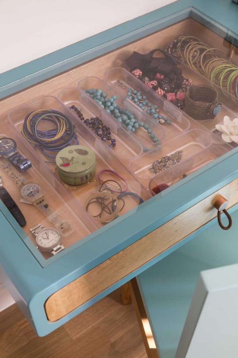 43. Penteadeira pequena com gaveta para organizar bijuterias – Foto: Ana Yoshida