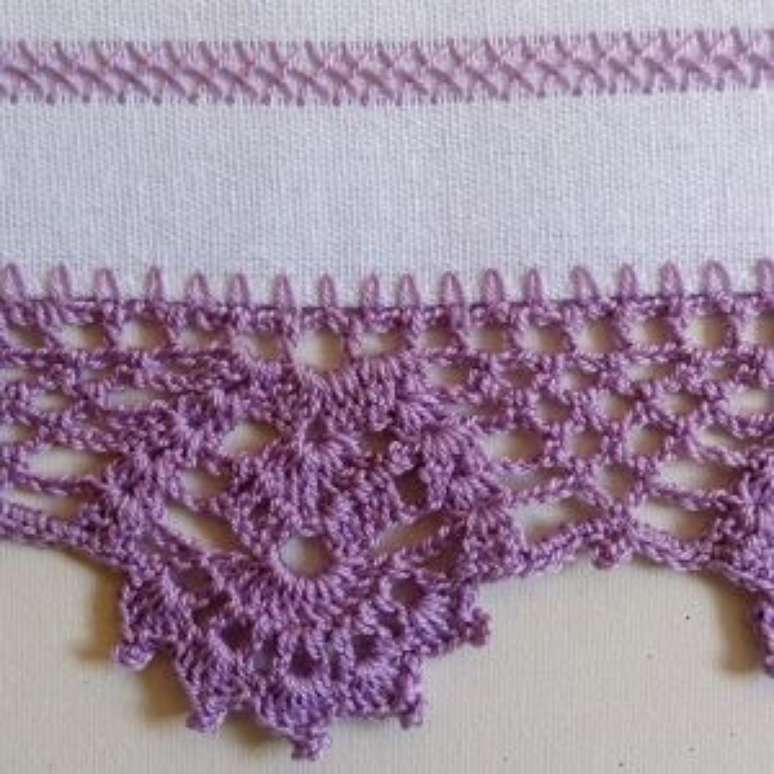 19. Bico de crochê roxo em pano de prato branco. Foto de Arte aos 4 Ventos