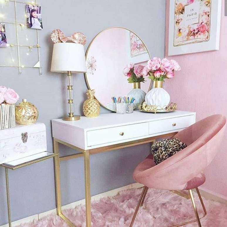 91. Penteadeira para quarto cor de rosa e cinza com detalhes em dourado – Via: Pinterest