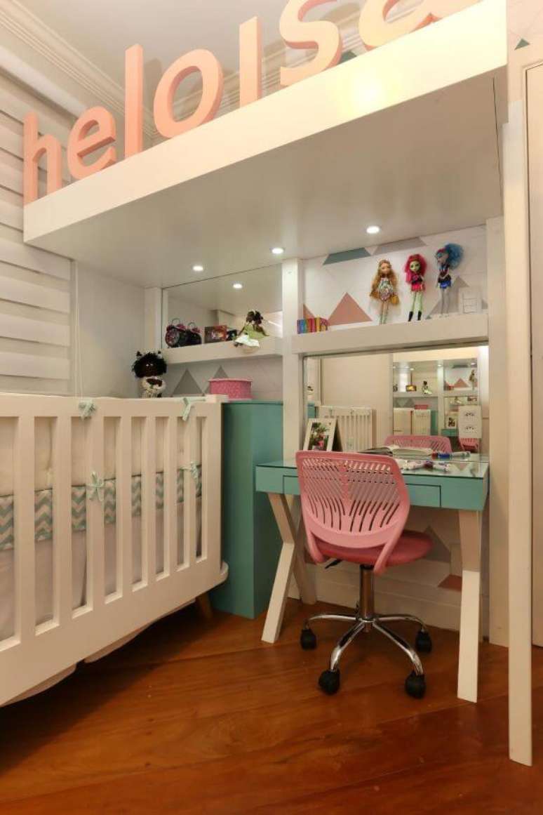 50. Quarto de menina com penteadeira verde e cadeira rosa – Projeto: Bianchi Lima