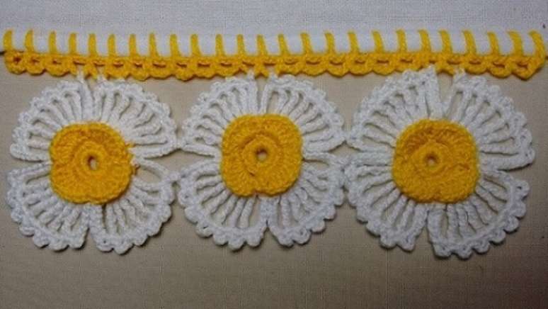 68. Bico de crochê com flores grandes. Foto de Wilma Crochê