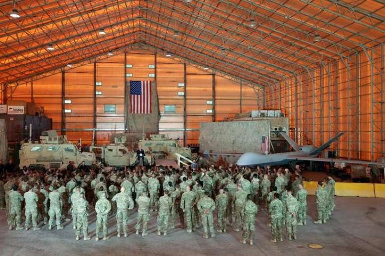 Drone, veículos blindados e soldados dos EUA na base aérea de Al Asad, no Iraque
23/11/2019
REUTERS/Jonathan Ernst