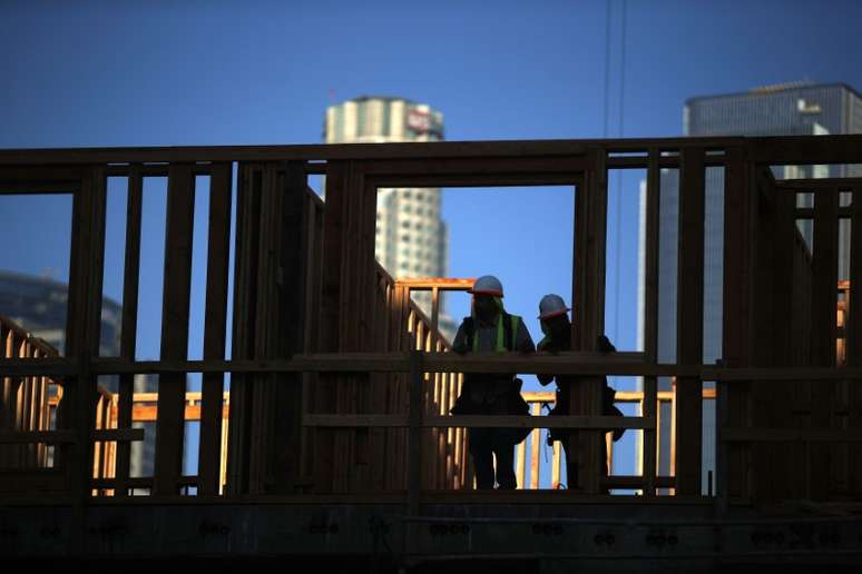 Trabalhadores em um local de construção de Los Angeles. REUTERS/Lucy Nicholson 
