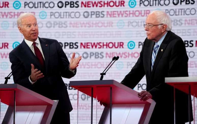 Biden (&agrave; esquerda) e Sanders participam de debate entre presidenci&aacute;veis democratas
19/12/2019
REUTERS/Mike Blake