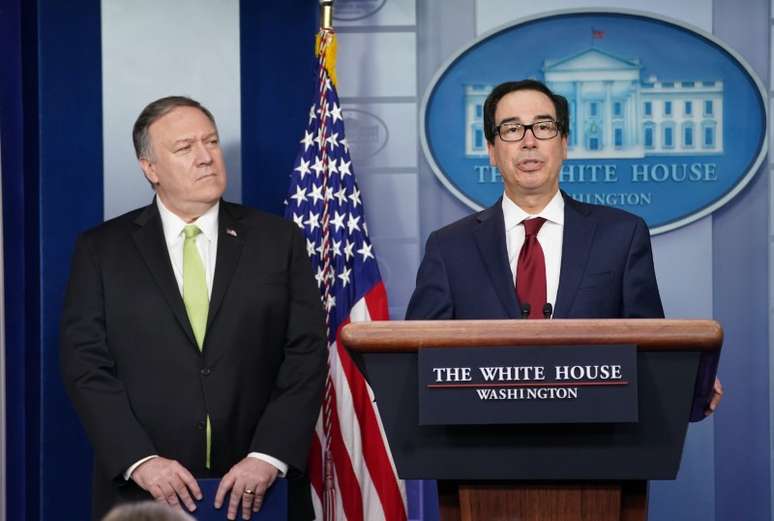 Secretário do Tesouro dos EUA, Steven Mnuchin (à direita), anuncia novas sanções contra o Irã ao lado do secretário de Estado, Mike Pompeo
10/01/2020
REUTERS/Kevin Lamarque