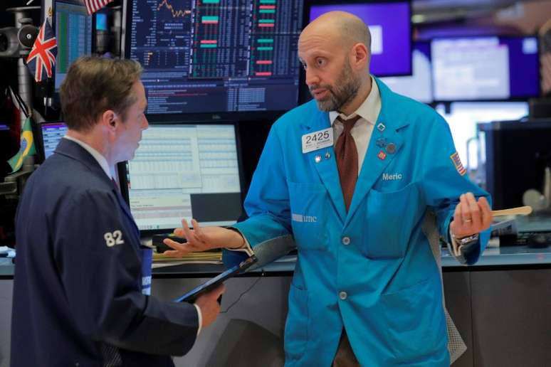 Operadores no preg&atilde;o da Bolsa de Valores de Nova York (NYSE) em Nova York, EUA. 09/01/2020. REUTERS/Brendan McDermid