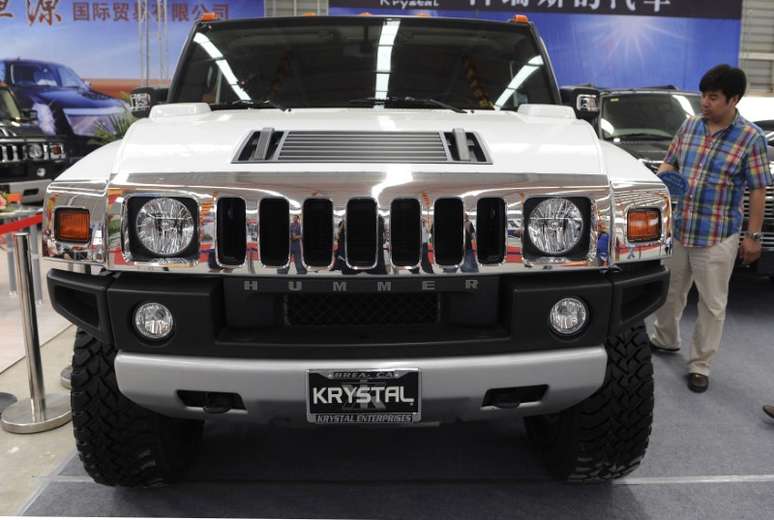 Visitante confere modelo de picape Hummer, da General Motors. 7/7/2009. REUTERS/Stringer 