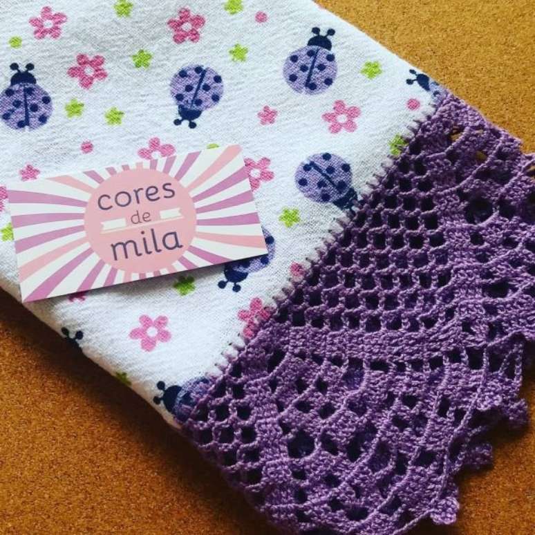 82. Bico de crochê roxo para toalhinha de bebe – Foto: Cores de Mila