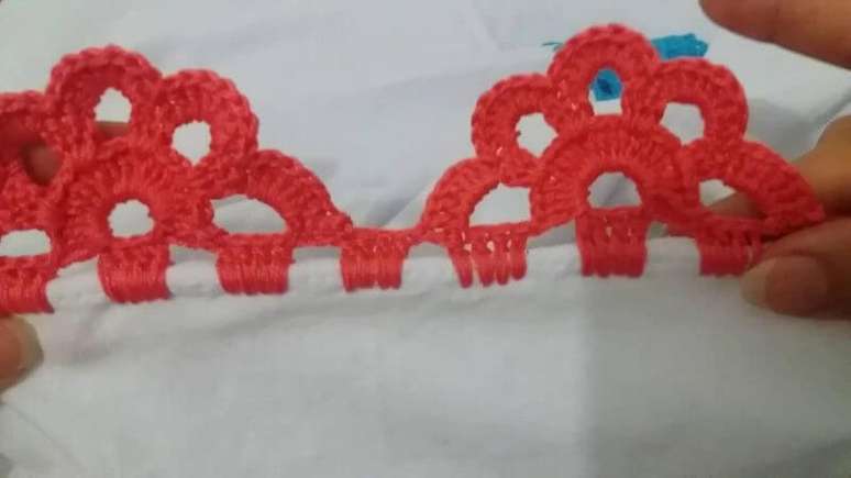 48. Bico de crochê rosa em formato de meia flor. Foto de Construindo Decor