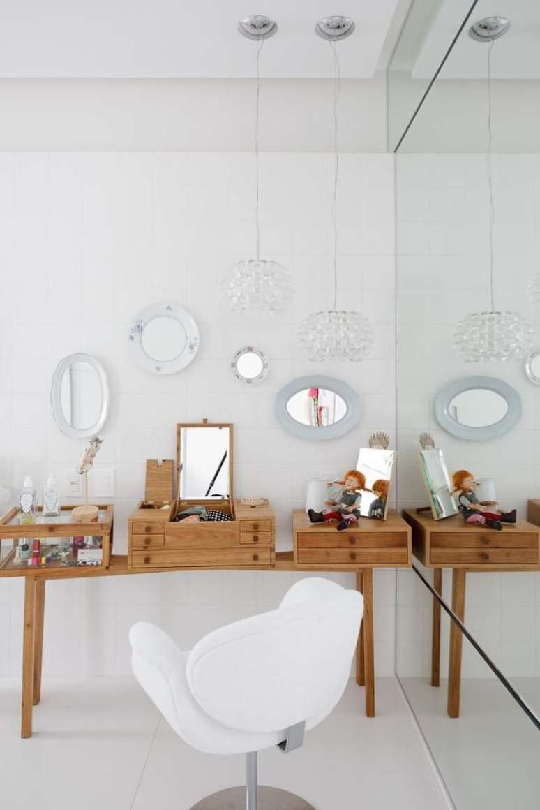 82. Penteadeira de madeira no banheiro &ndash; Foto: Consuelo Jorge