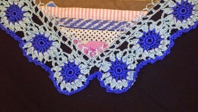 35. Tapete de patchwork com bico de crochê de flores. Foto de Ateliê Coisas de Mãe e Filha