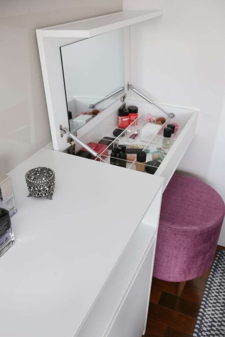 87. Penteadeiras modernas com bancada funcional e puff redondo &ndash; Via: SP-Est&uacute;dio