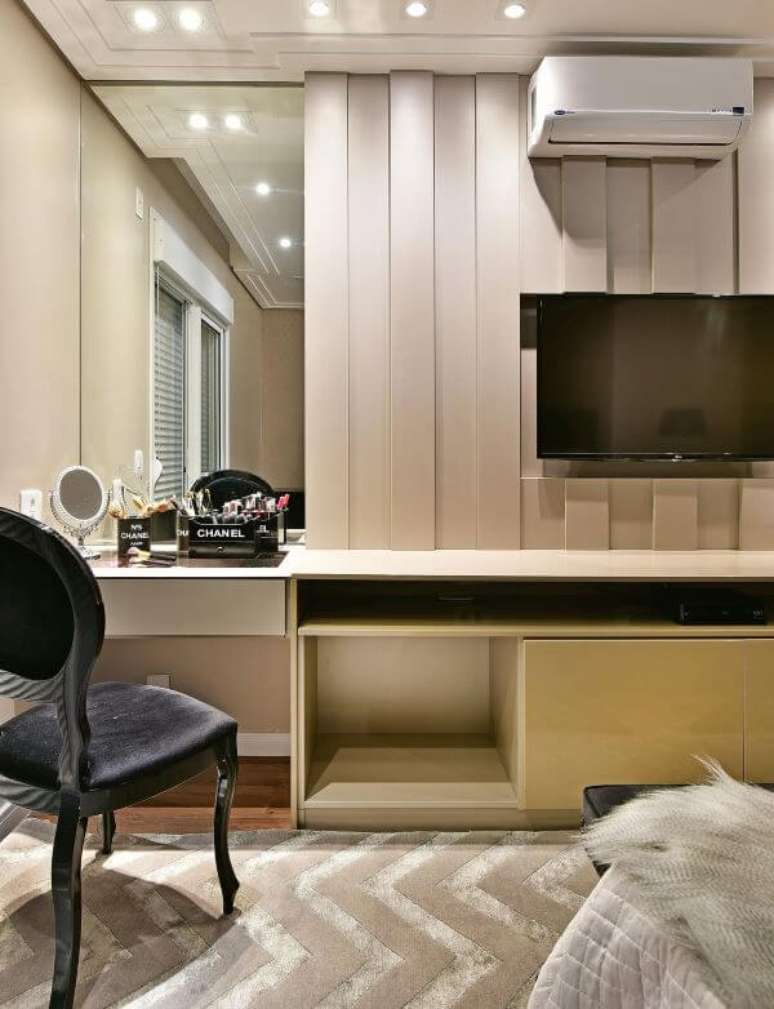 51. Quarto de casal com penteadeira e painel para tv – Via: Tetriz Arquitetura