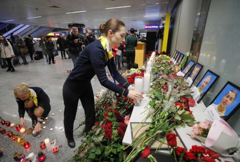 Memorial no aeroporto de Kiev homenageia vítimas de desastre aéreo no Irã
