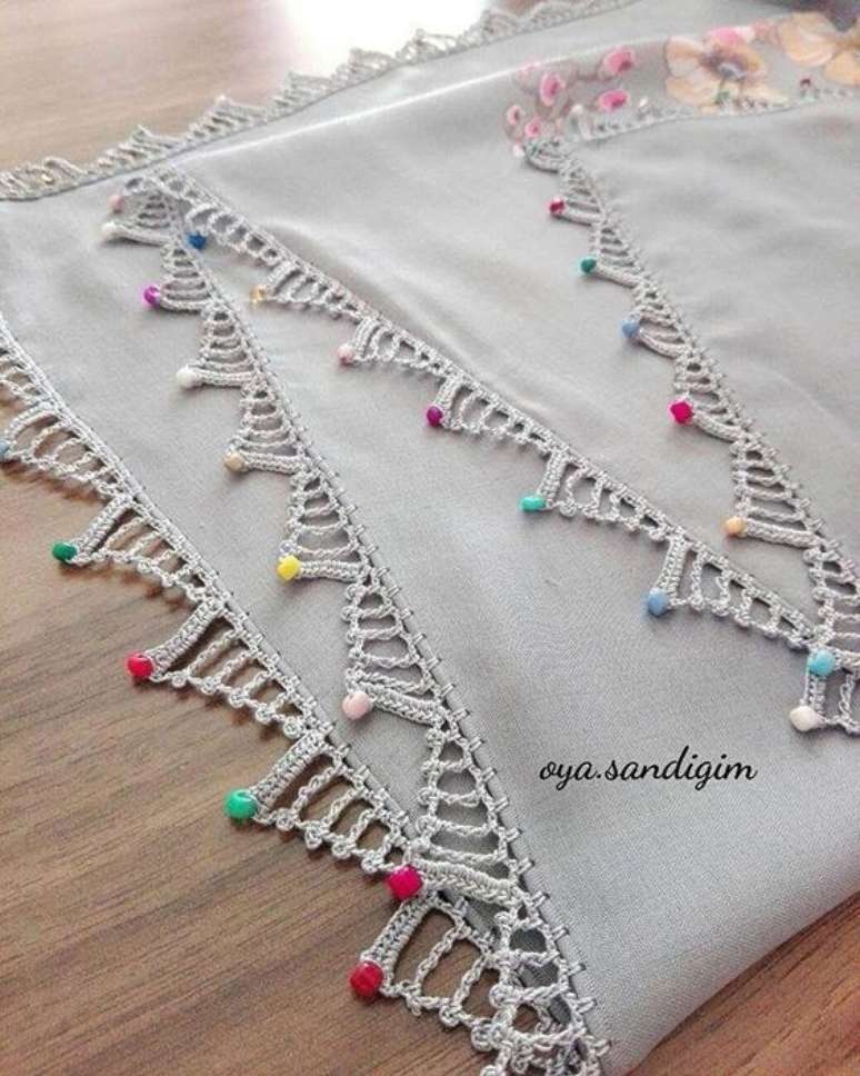 77. Bico de crochê com pedras coloridas – Foto: Tudo Especial