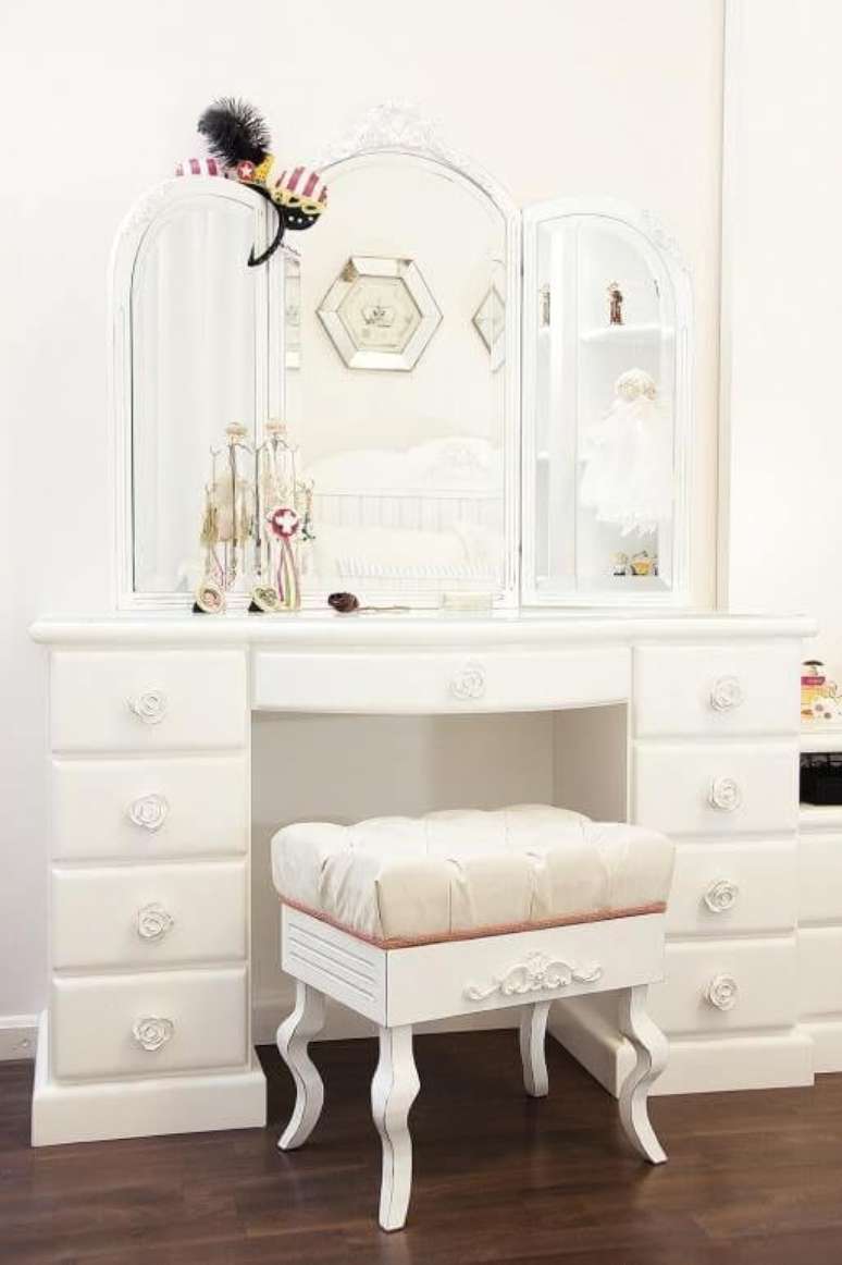 52. Penteadeiras brancas combinam com quartos clean e modernos – Foto: Roberta Santos
