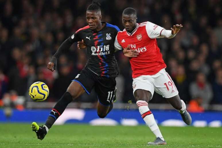 Pépé (dir.) e Saha (esq.) estarão em ação por Arsenal e Crystal Palace (Foto: DANIEL LEAL-OLIVAS / AFP)