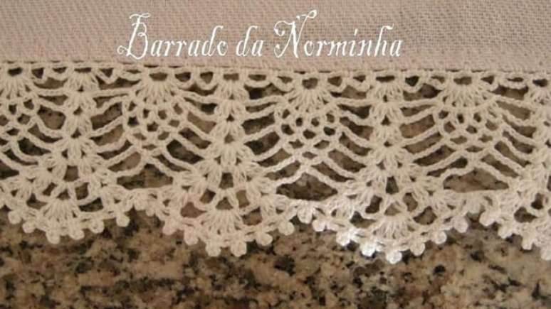 37. Tapete neutro com bico de crochê rendado. Foto de Barrado da Norminha