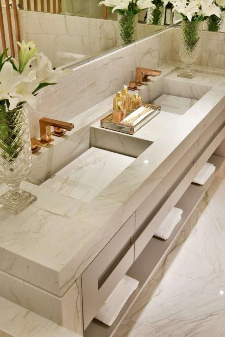 29. Até mesmo pias duplas podem estar em uma bancada de porcelanato. Foto: Pinterest