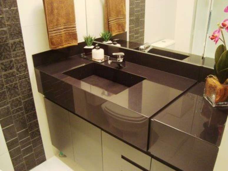 13. &Eacute; poss&iacute;vel encontrar modelos de bancada de porcelanato escuros. Foto: O Azulejista