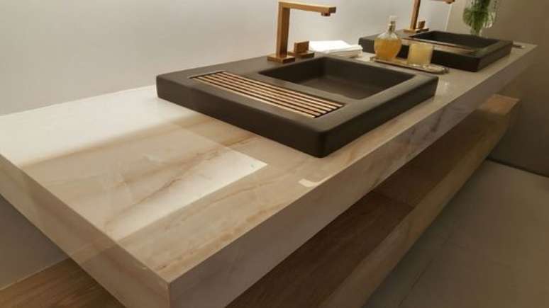 21. Uma boa bancada de porcelanato &eacute; aquela que preenche bem o ambiente. Foto: Cer&acirc;mica Portinari