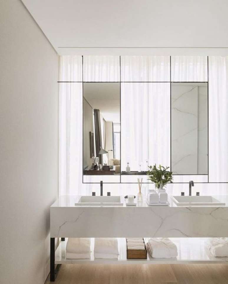 8. Esta bancada de porcelanato possui um estilo mais cl&aacute;ssico. Foto: Instagram