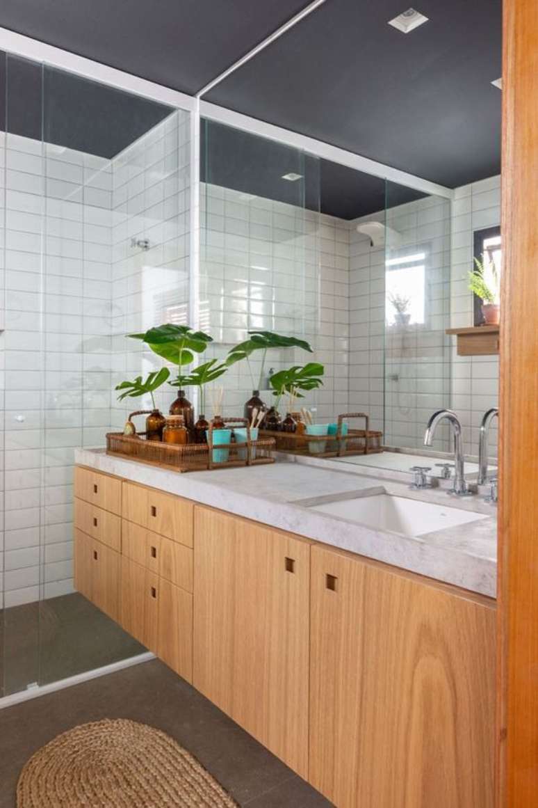 23. A bancada de porcelanato pode estar junto de um gabinete. Foto: Casa Vogue