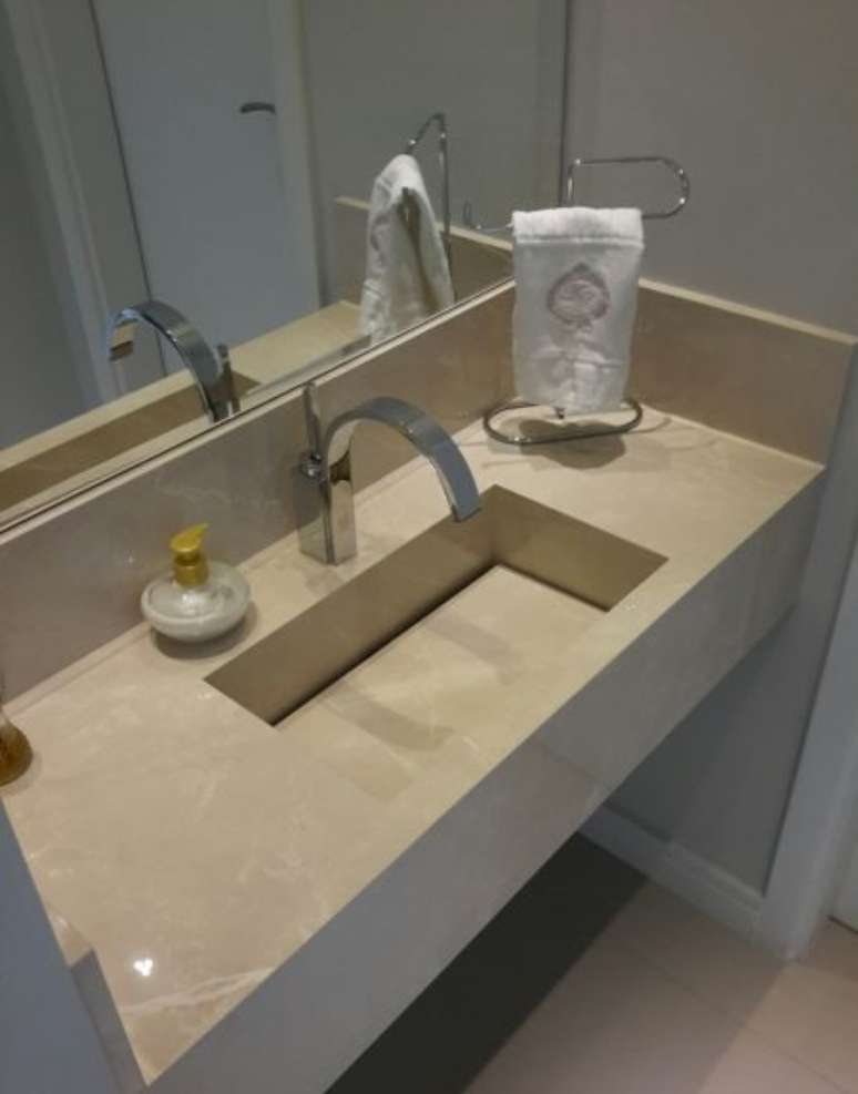 18. A bancada de porcelanato precisa ser bem instalada. Foto: Tec Bancadas