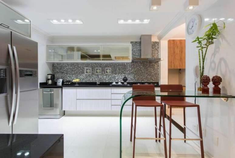 17. Aqui, as banquetas contrastam com a bancada. Projeto de M&aacute;rcia Acaro