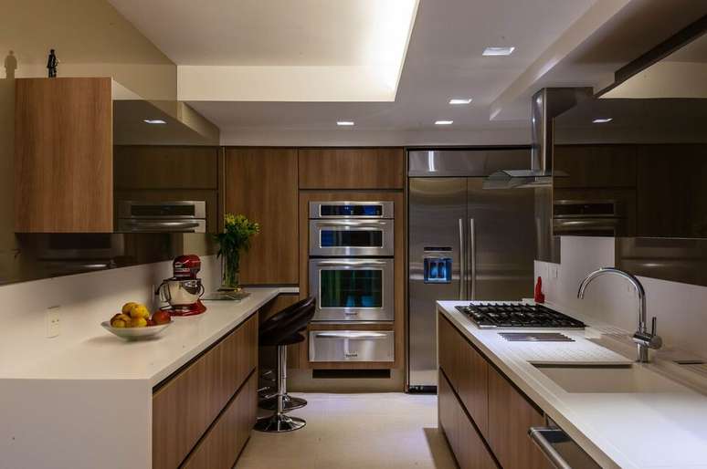 35. Estas banquetas s&atilde;o de couro e super confort&aacute;veis. Projeto de Maricy Marcos Borges