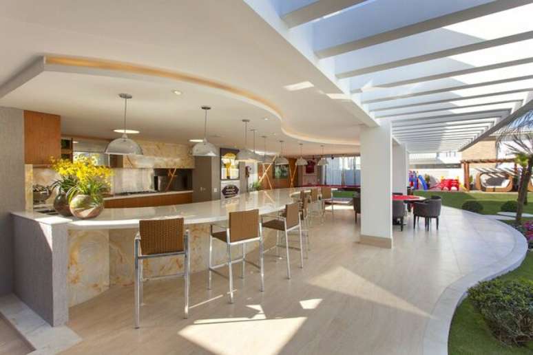 10. Banquetas s&atilde;o &oacute;timas para &aacute;reas externas. Projeto de Iara Kilaris