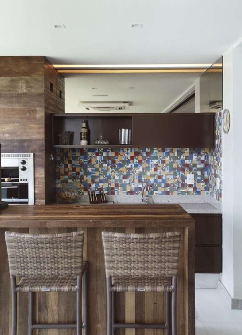 40. Banquetas de vime s&atilde;o muito comuns. Projeto de Leila Dionizios