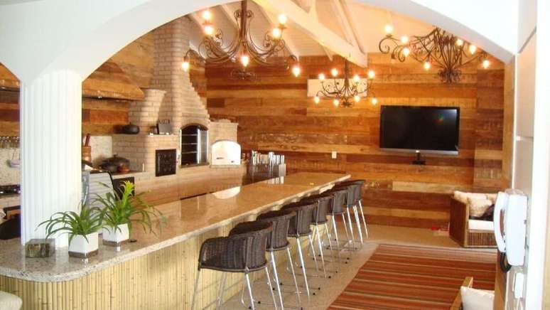 28. Sempre compra banquetas que combinem com seu estilo. Projeto de Rafael Guimar&atilde;es