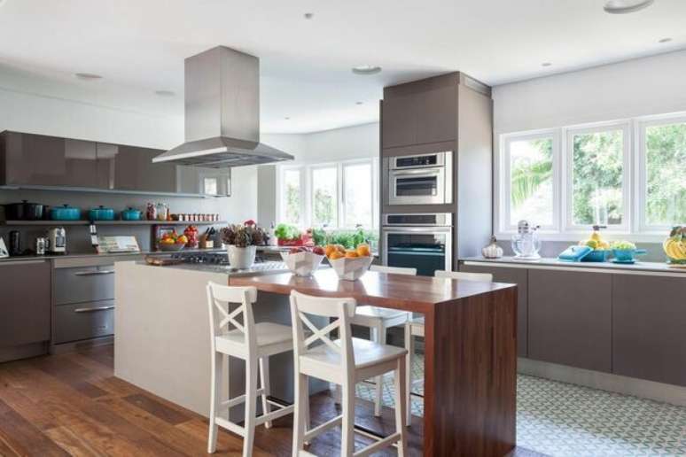 15. H&aacute; ainda banquetas que se assemelham a cadeiras. Projeto de Ornare