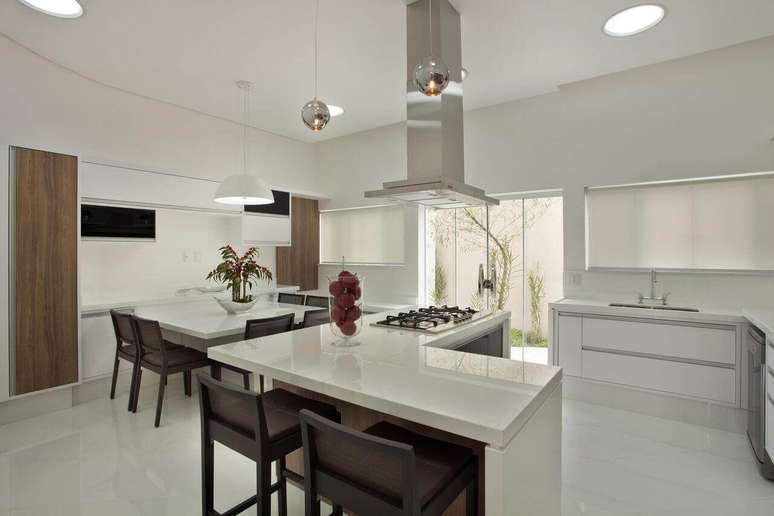 23. As banquetas escuras s&atilde;o mais modernas. Projeto de Aquiles Nicolas Kilaris