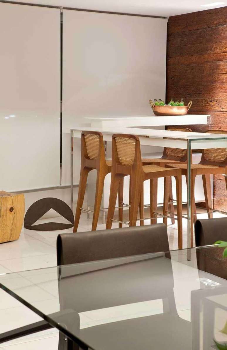 4. As banquetas de madeira s&atilde;o quase universais. Projeto de Luis F&aacute;bio Rezende de Ara&uacute;jo