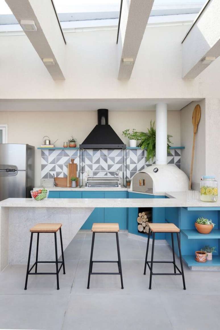 29. A cozinha e as banquetas devem estar em harmonia. Projeto de Studio Canto Arquitetura