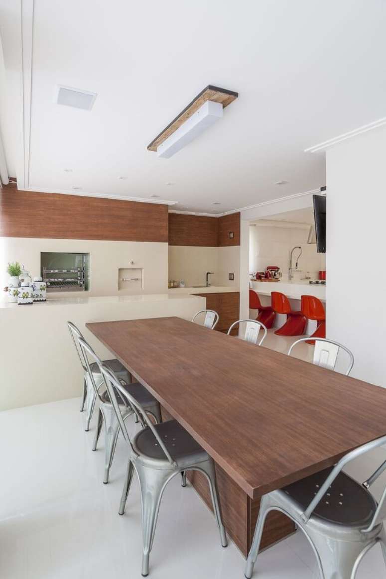 41. As banquetas vermelhas contrastam muito com as cadeiras.&nbsp; Projeto de Mariana Luccisano