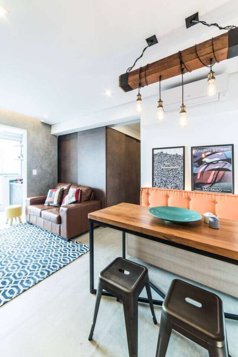 34. Banquetas de metal tamb&eacute;m est&atilde;o ficando populares. Projeto de Pietro Terlizzi