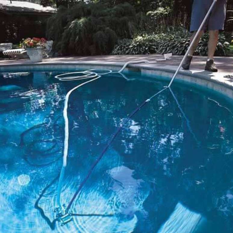 6. Aspirar a sujeira da piscina é muito recomendado para uma limpeza completa.